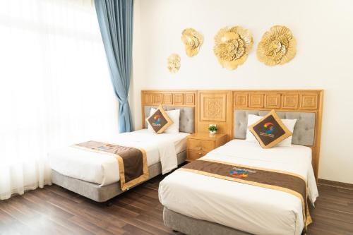 Làng ThànhにあるKorea 2 Hotel Bac Giangのベッドルーム1室(ベッド2台、窓付)