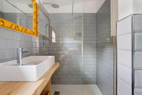 ein Bad mit einem Waschbecken und einer Dusche in der Unterkunft Villino Marco in Luni