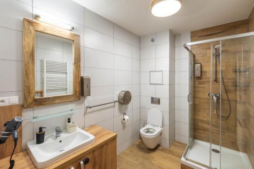 利托斯基簡的住宿－Apartmán Petruša，浴室配有卫生间、盥洗盆和淋浴。