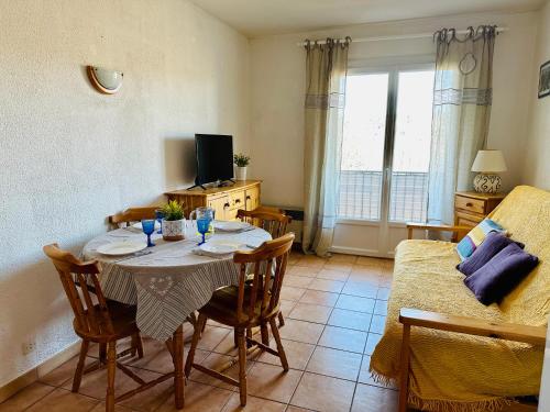 un salon avec une table avec des chaises et un canapé dans l'établissement Les Balcons du Lac T2 Belle vue, aux Salles-sur-Verdon