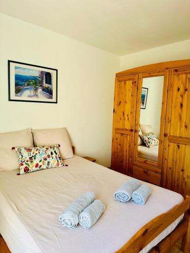 une chambre avec un lit avec deux oreillers dessus dans l'établissement Les Balcons du Lac T2 Belle vue, aux Salles-sur-Verdon