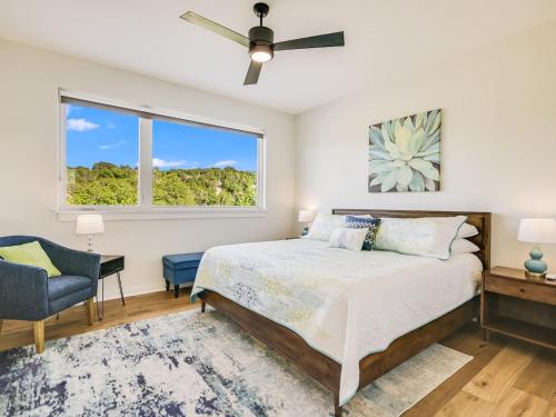 Ένα ή περισσότερα κρεβάτια σε δωμάτιο στο Large Luxury Blanco Riverfront Home With Pool