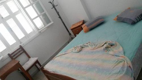 Habitación con cama y ventana en Hotel de la plage en Bizerte