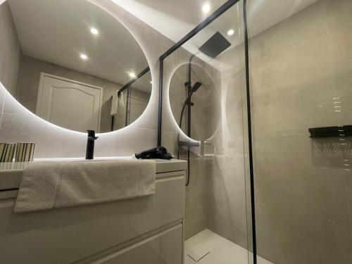 een badkamer met een wastafel en een spiegel bij Wonderfull 2 bedrooms with terrace in Cannes