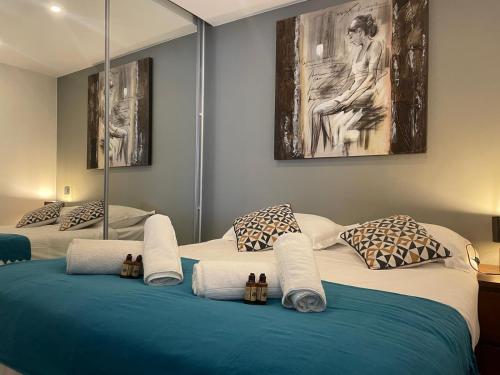 een slaapkamer met 2 bedden en handdoeken bij Wonderfull 2 bedrooms with terrace in Cannes