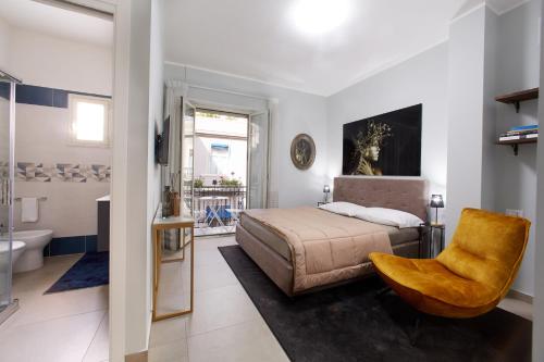 1 dormitorio con 1 cama y baño en Showroom Luxury B&B, en Reggio Calabria