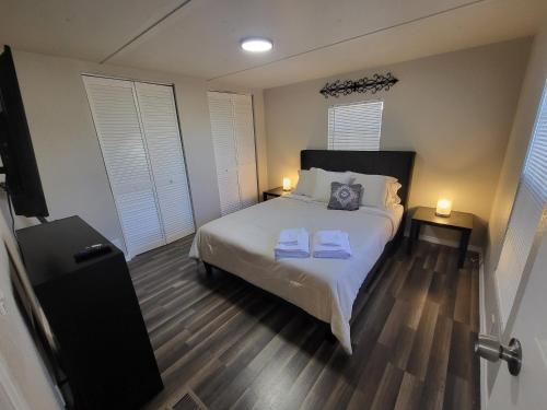 ein Schlafzimmer mit einem Bett mit zwei Handtüchern darauf in der Unterkunft Green Haven Property in Austin