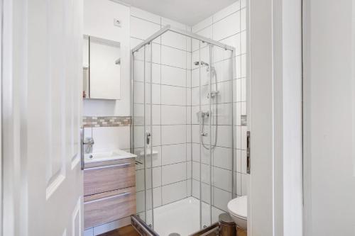 La salle de bains est pourvue d'une douche, de toilettes et d'un lavabo. dans l'établissement Fereinwohnung am Marktplatz, à Warendorf