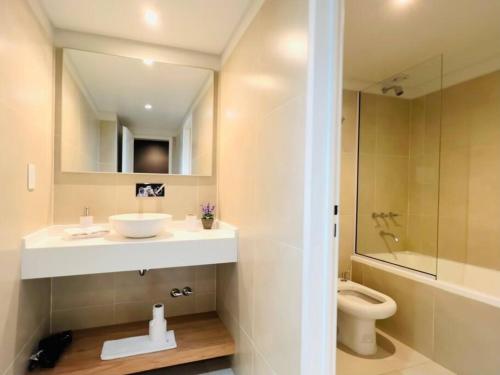 Ένα μπάνιο στο Seaport Apartments Pacifico H