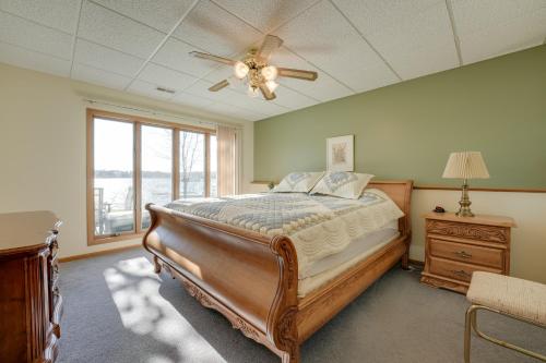 - une chambre avec un lit et un ventilateur de plafond dans l'établissement Lakeside Michigan Retreat with Boat Dock and Fireplace, à Woodland Beach
