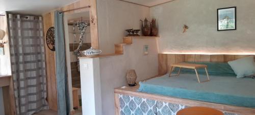 - une chambre avec des lits superposés dans une maison dans l'établissement La Bergerie, à Saint-Quentin-sur-le-Homme