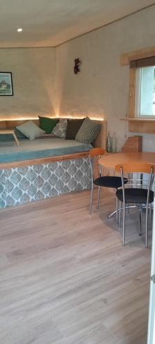 une chambre avec un lit, une table et des chaises dans l'établissement La Bergerie, à Saint-Quentin-sur-le-Homme