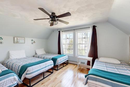 Camera con 2 letti e ventilatore a soffitto. di Mabel's Maine Cottage a Boothbay Harbor