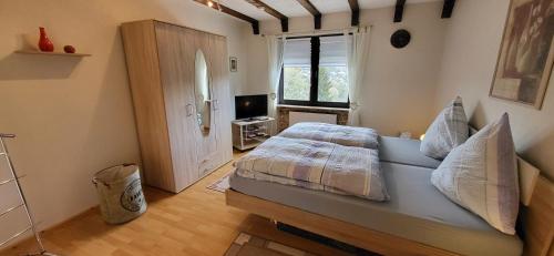 um quarto com uma cama e uma televisão em Haus Maria em NeuhÃ¼tten