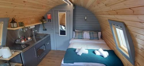 1 dormitorio con 1 cama en una casa pequeña en Neptune's Rest, en Fort William