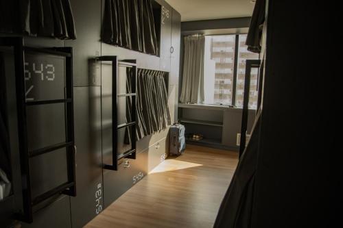 um cacifo com vista para um quarto com um corredor em MONS hostel em Buenos Aires