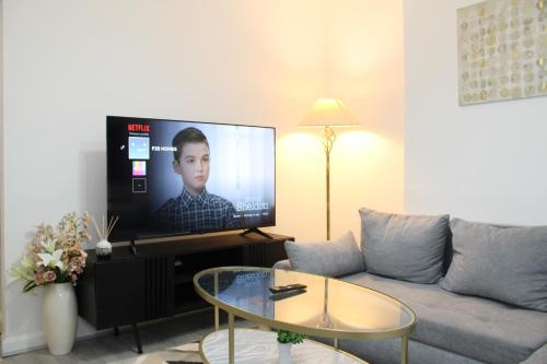 TV at/o entertainment center sa F2S SERVICED APARTMENTS 2Bedroom Terrace house with Free Wifi Netflix Suitable for Contractors walking distance to Train station