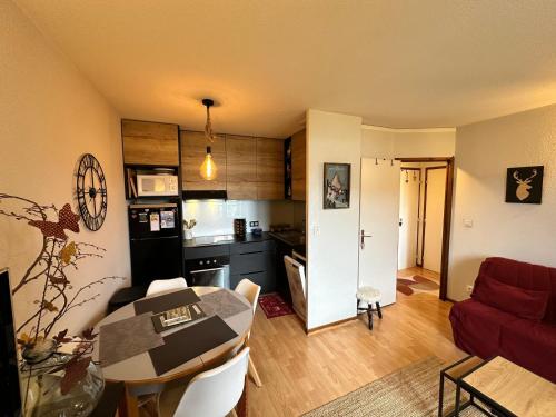 Joli 2 pièces, vue montagne, balcon Sud, WIFI, kit bébé - FR-1-515-181