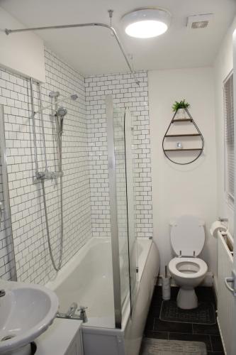 Ένα μπάνιο στο F2S SERVICED APARTMENTS 2Bedroom Terrace house with Free Wifi Netflix Suitable for Contractors walking distance to Train station