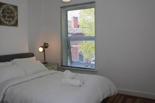 Ένα ή περισσότερα κρεβάτια σε δωμάτιο στο F2S SERVICED APARTMENTS 2Bedroom Terrace house with Free Wifi Netflix Suitable for Contractors walking distance to Train station
