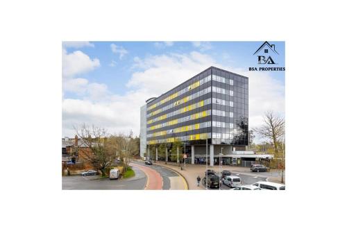 een weergave van een gebouw met een parkeerplaats bij Fully Furnished 2 Bed 2 Bath City Centre Luxury Apartment - Free Parking - Pets are Allowed in Bracknell