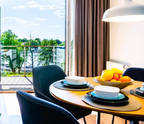 Perfect View Apartment في ايوافا: طاولة غرفة الطعام مع وعاء من الفواكه عليها