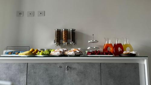 ein Tisch mit Obst und Gemüse auf einer Theke in der Unterkunft B&B Campo Sportivo in Taurianova