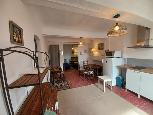une pièce avec une cuisine et un salon dans l'établissement L'HORLOGE, à Aups