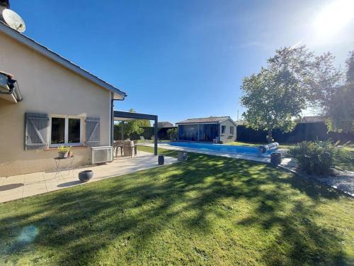 une cour avec une piscine dans une maison dans l'établissement Maison aux portes de Montauban, à Bressols