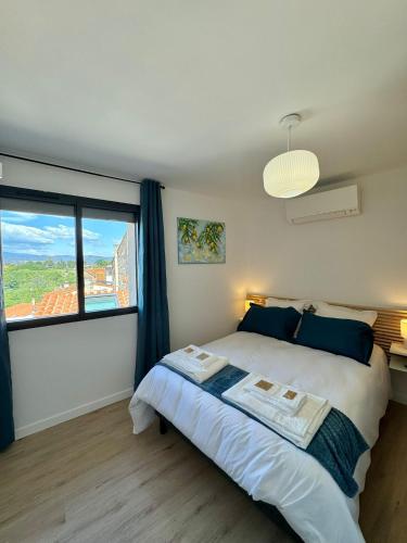 1 dormitorio con cama grande y ventana grande en Panorama du Vallespir, en Maureillas