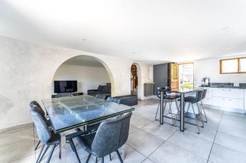 une cuisine et un salon avec une table et des chaises dans l'établissement maison chalet conviviale, à Aubervilliers