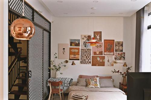 1 dormitorio con 1 cama y cuadros en la pared en Langmandi Experience 9NT, en Hanói