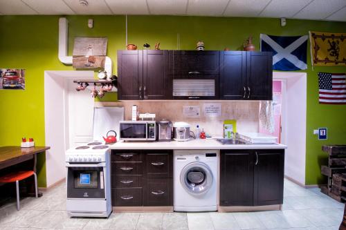 cocina con lavadora y microondas en Pallet Hostel, en Kiev
