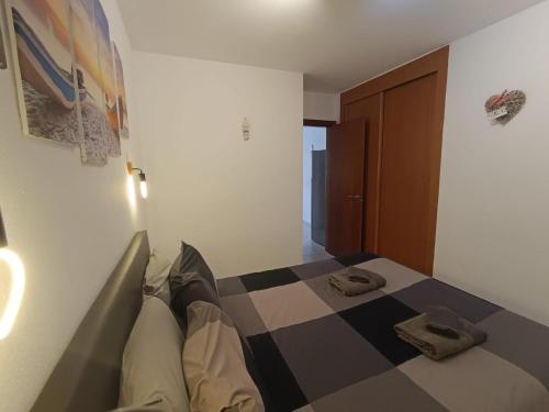 Apartamento LIFE Complex Amaya Fuerteventura في كوستا دي أنتيجوا: غرفة نوم عليها سرير وفوط