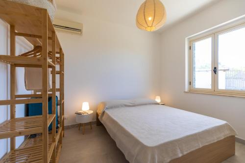 - une chambre avec des lits superposés et une échelle dans l'établissement Villa Serenità - with private pool and ocean view, à Ricadi