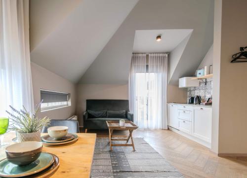 - un salon avec une table et un canapé dans l'établissement Saga Studios by Heimaleiga, à Reykjavik