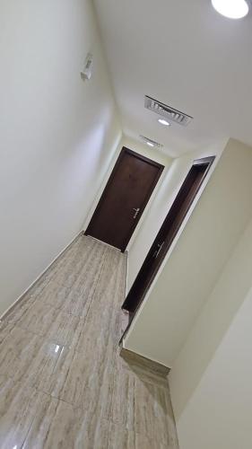 Luxury Rooms في دبي: غرفة فارغة مع باب في السقف