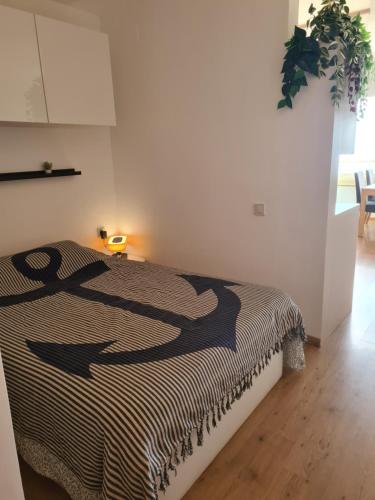 Una cama o camas en una habitación de PISO DELTA MUGA Costa Brava