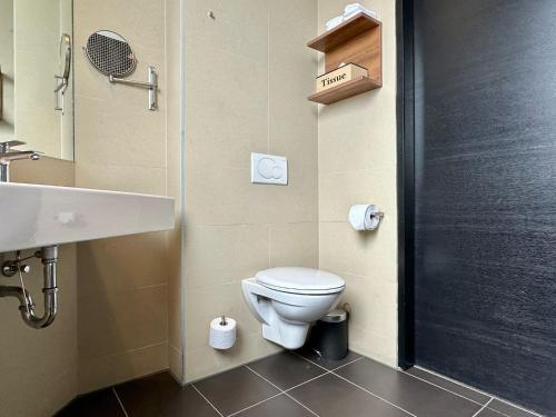 a bathroom with a toilet and a sink at Hotel George Vienna in Vienna