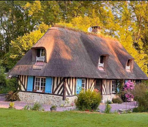 Chaumière normande et sa dépendance, proche Deauville et Honfleur 10-12 pers