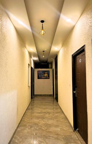 an empty hallway with a door and a hallwayngthngthngthngthngthngthngth at Hotel Grand Parador in Rishīkesh