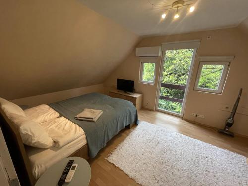 Un pat sau paturi într-o cameră la 4 Guests: River & Garden Charm
