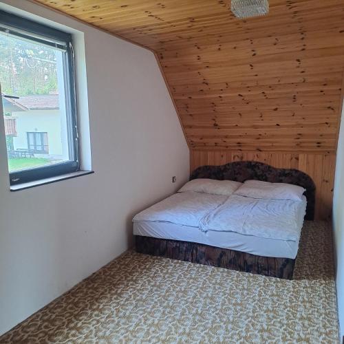 En eller flere senge i et værelse på Chata Nuzice