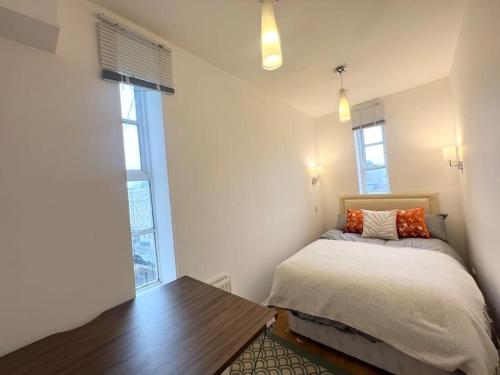 Krevet ili kreveti u jedinici u okviru objekta LUXstay 3BR Notting Hill Apartment Sleeps up to 10