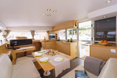 eine Küche und ein Wohnzimmer mit einem Tisch auf einem Boot in der Unterkunft Catamaran in San Blás Islands, private boat in Waisalatupo