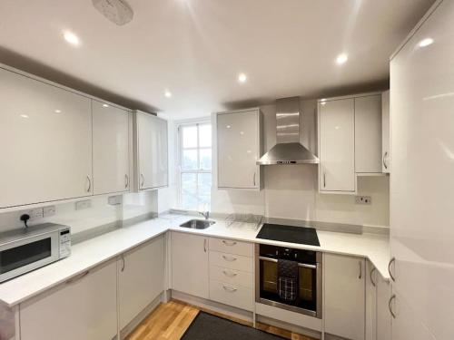 Kuhinja ili čajna kuhinja u objektu LUXstay 3BR Notting Hill Apartment Sleeps up to 10