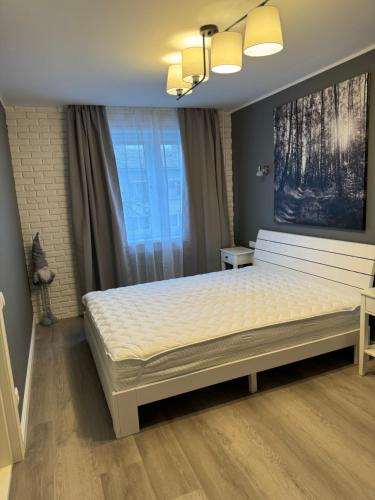 um quarto com uma cama grande num quarto em ABSOLUT em Narva