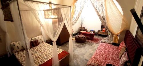 1 dormitorio con 2 camas y ventana en Home Away From Home, en Prayagraj
