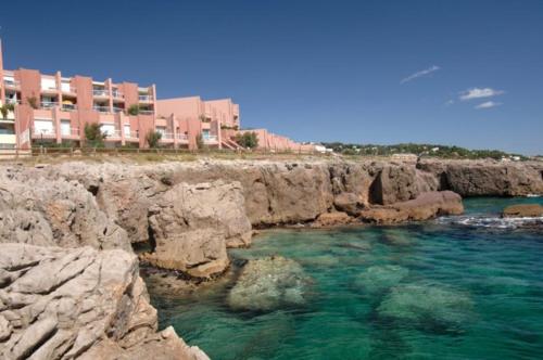 une masse d'eau à côté d'une rive rocheuse dans l'établissement Studio vue mer, à Sète