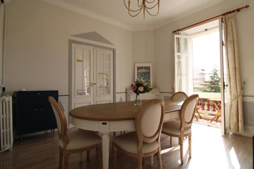 une salle à manger avec une table et des chaises dans l'établissement Appartement 1er étage Cottage Reine, à Cannes